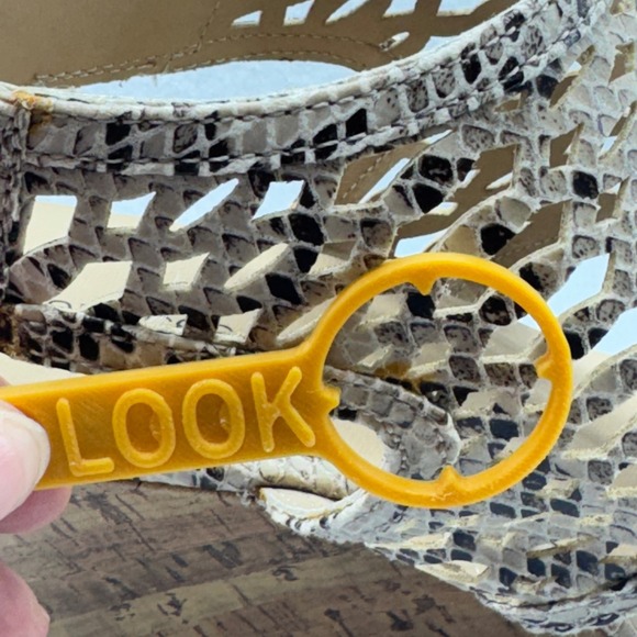 Maurices Womens Beige Snakeskin Wedge Sandals Size 10M Cutout Open Toe - Picture 12 of 15